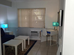 Гостиница Cheston House - Clothing Optional All Male Guesthouse  Форт-Лодердейл